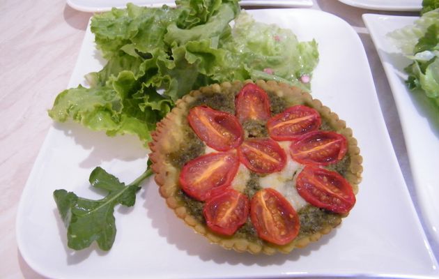 Tarletettes aux tomates cerises et pesto d'amandes