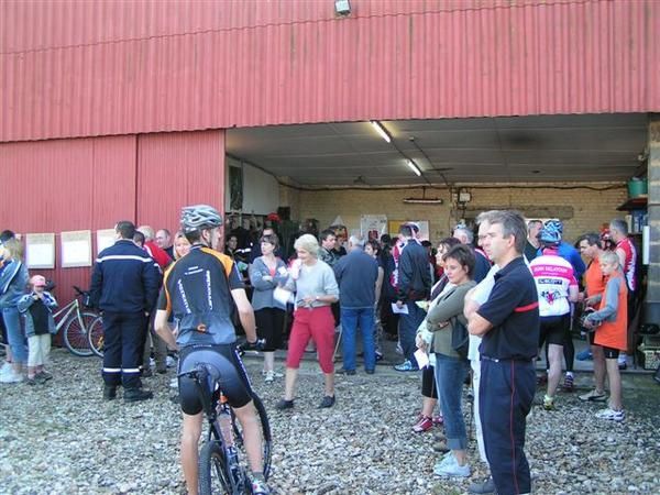 <strong><em>superbe&nbsp;matin&eacute;e pour la rando des pompiers le 8 juillet 2007 o&ugrave; 225 participants se sont lanc&eacute;s sur les differents circuits que les sapeurs pompiers leurs avaient concoct&eacute;</em></strong>