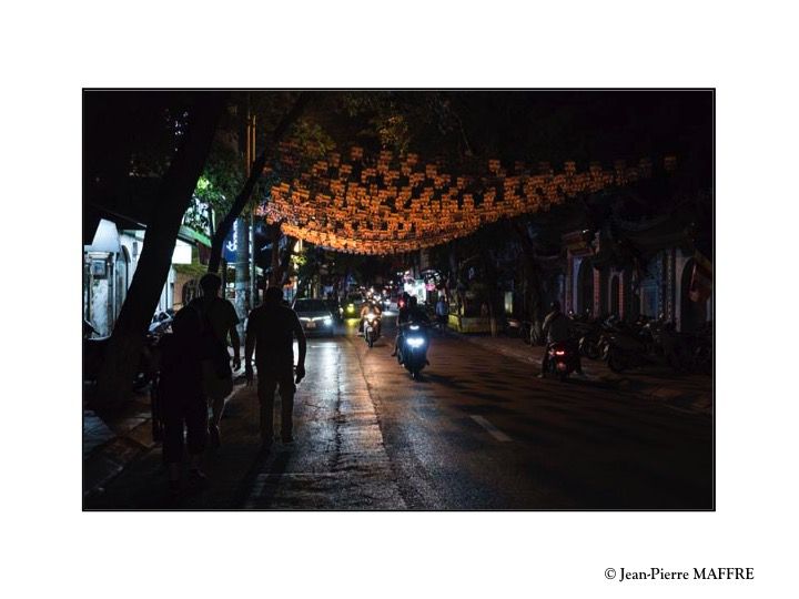 La nuit, dans la "rue des Occidentaux" de Hanoï, des mini concerts en plein air sont souvent organisés.