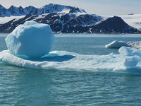 Florilège de glaces et de glaciers lors de notre expédition vers le Nord du Spitzberg, avec un passage par 80°Nord, proche de la banquise en dislocation...