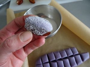 Découpez de petits morceaux de votre pâte violette, puis faire un boudin avec et le tremper dans le sucre fin.