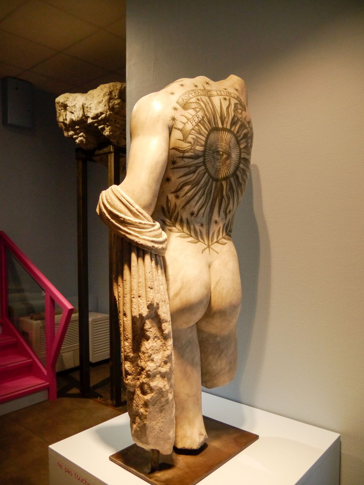 marbre contemporain représentant un buste antique d'Apollon, avec des tatouages
