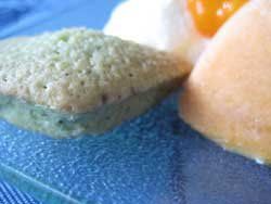 Un sorbet Abricot avec mousse au fromage blanc, son petit coulis abricoté et son mini financier à la pistache