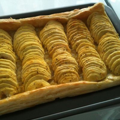 tarte aux pommes en bandes, sauce passion.