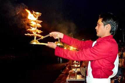 Triveni Ghat: Famous for the Ganga Aarti