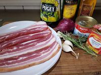 1 - Eplucher et couper l'oignon rouge en lamelles. Peler, dégermer l'ail et couper. Laver le thym et le romarin. Dans un plat en verre, mélanger les huiles, le vinaigre, ajouter l'oignon et l'ail émincés, la pulpe de tomate, les herbes (thym, romarin), le paprika doux, le piment d'Espelette et le sel. Déposer les tranches de poitrine de porc dans le plat, les retourner, couvrir d'un film étirable et réserver au réfrigérateur pour 3 h. Au bout des 3 h sortir du frigo, retourner les tranches sur l'autre face et mettre à nouveau au réfrigérateur pour 3 h.
