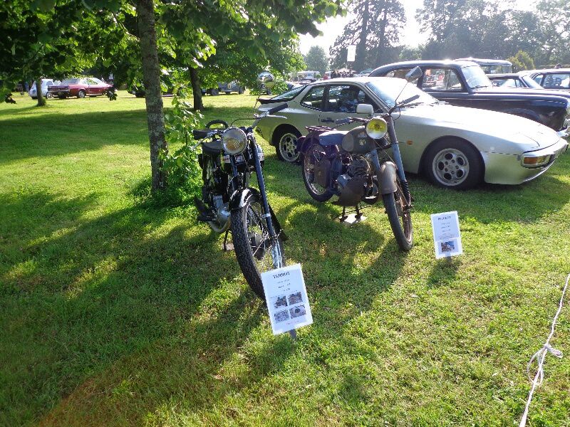 photos de l'exposition de voiture anciennes par l'atelier du temps dans le parc du restaurant Benureau