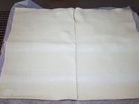 ;3 - Mettre le four à préchauffer th 6 (180°). Etaler la pâte feuilletée (ou sablée), la découper en 2 parties égales dans le sens de la hauteur et la disposer dans le moule rectangulaires de façon à pouvoir en couvrir l'intégralité, bien souder les bords à la jonction. Retirer le surplus de pâte avec un rouleau à pâtisserie (comme sur la photo). Piquer le fond de la tarte à la fourchette. Verser l'appareil dans le fond de tarte, disposer les quartiers de carambole et enfourner pour 30 à 35 mn th 6 (180°). Sortir du four, laisser refroidir et démouler. Décorer la tarte avec des étoiles de carambole et les physalis, saupoudrer le tout de noix de coco râpée et déguster.