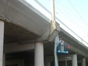 Un filet sous le viaduc SNCF