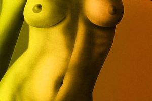 Torse et nombril de la femme jaune