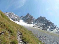 Dans la montée au bord de la moraine on commence à apercevoir le glacier de Gébroulaz. Vers le haut, la Pointe Emilienne.