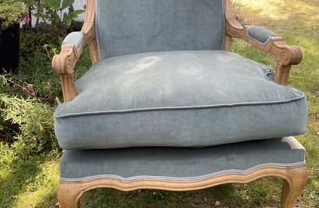 Fauteuil style Louis XV avec coussin