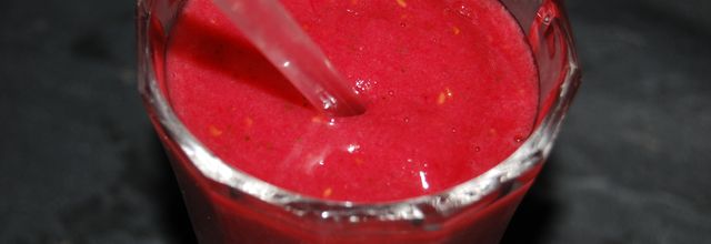 Smoothie framboises-menthe-ananas