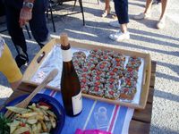 1ère photo : le représentant de Sud-Ouest en action; photos 2, 3, 6 et 8 : quelques moments de convivialité; photo 5 : des toasts succulents préparés par un riverain allemand accompagnés d'un excellent vin du rhin de son pays; photo 4 : 2 élus de la municipalité  quasiment "incognitos" mais visiblement heureux d'être là; photo 7 : le futur Conseil de quartier et, photo 9 : l'arrivée du Maire. 