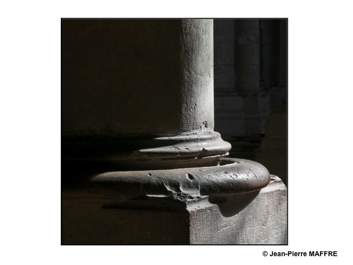 De la cathédrale à l’église la plus modeste chaque édifice propose, selon les moments de la journée, une palette changeante de couleurs.