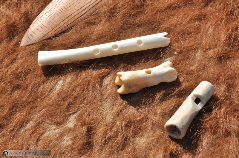 Flûte et sifflets en os, Paléolithique supérieur.