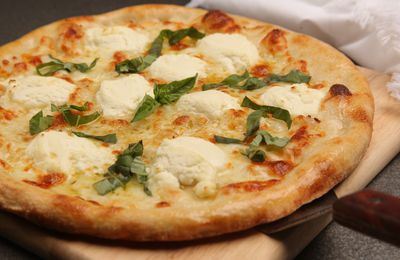 Pizza Bianca avec l'huile d'olive, mozzarella et à l'ail