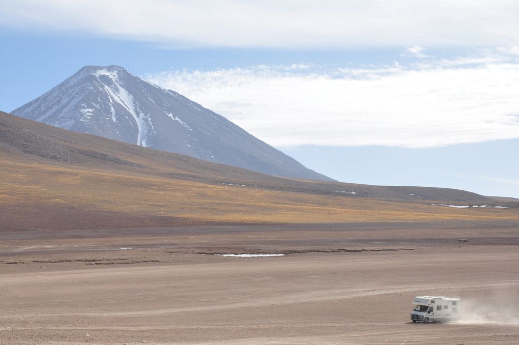 entree dans le Sud Lipez au niveau de la petite frontiere et arrivee sur la Laguna Verde(diaporama)