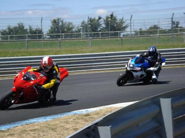 Roulage au circuit du val de vienne avec U2 team et mes potes du VFR CDF en spectateurs

Photos de Bart Timal et Wally