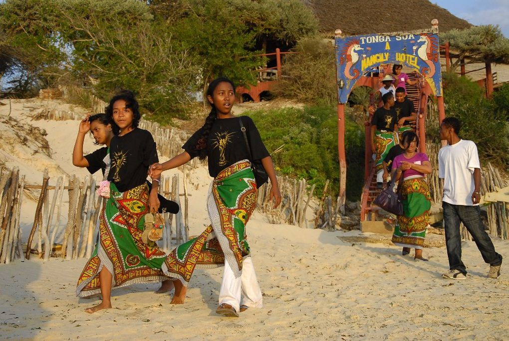 Vacances studieuses des lauréats du BEPC malgache 2010 à Ifaty avec Mialy Rajoelina