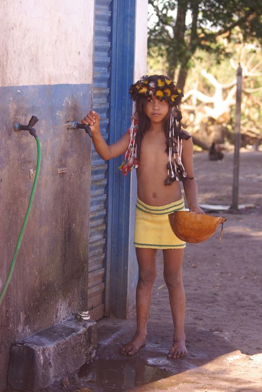 Je suis partie avec une équipe photo, trois ryder, un directeur artistique, un photographe et moi en assistante stylisme/ photo ainsi qu'une ethnologue qyui nous accueillient là bas, pour trois semaines dans une réserve indienne. Magnifique rencon