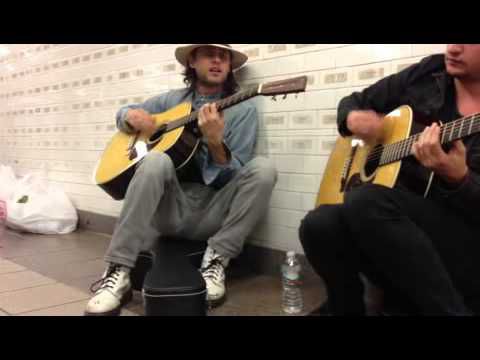 * Jared Leto joue The Kill dans une station de métro à New York ! [vidéo]