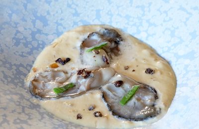 Huîtres crues sur crème d'échalote chaude et poivre de Sichuan