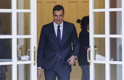 Pedro Sánchez annonce qu'il ne démissionne pas...
