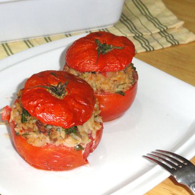 Tomates farcies aux riz complet et chairs des mergezs