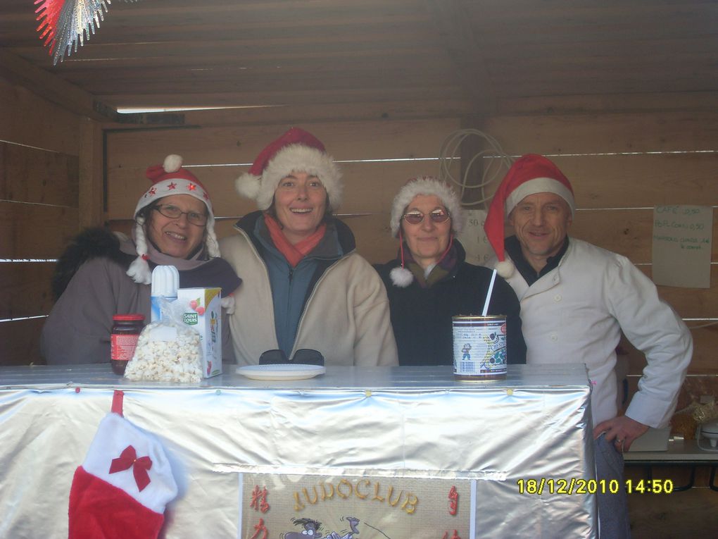 Il faisait froid mais la braséro nous tenait chaud !!! vente de marrons chauds et café pour ce 1er marché de NOËL à Lagardelle/lèze