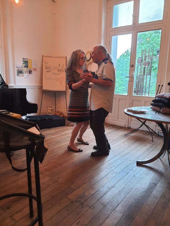 repli dans le palazzetto pour poursuivre la lecture et instant musical accompagné d'un pas de danse! (photos des artistes par Richard Mailfert )