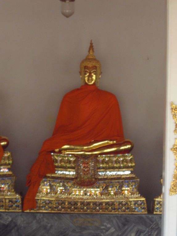 Photos du Temple de Wat Pho qui héberge la plus grande représentation de Bouddha qui en plus est couché.