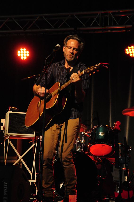 Binic Folks Blues soirée d’ouverture part Jamie Hutchings salle l’Estran Binic, juillet 2024