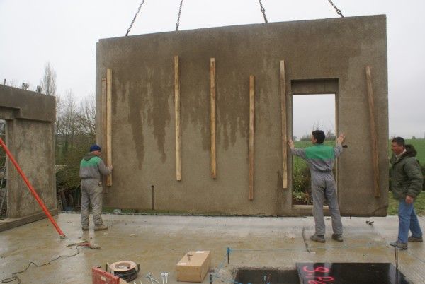 La structure de la maison , les murs en composite bois-ciment