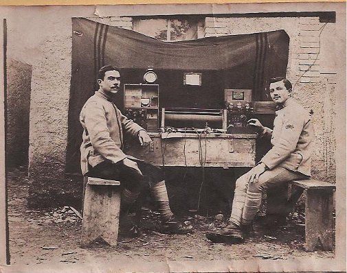 Un disque vinyl, un gramophone, un phonographe et un poste de TSF pendant la Première Guerre Mondiale