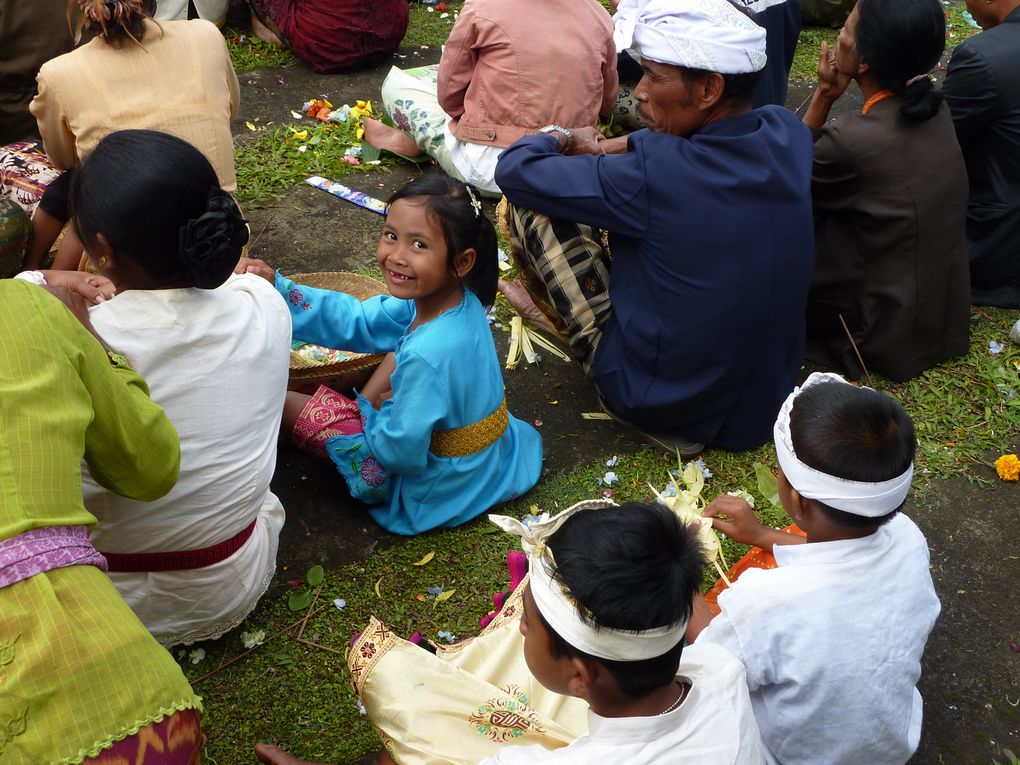 Sejour a Bali, des temples magnifiques, du vert a en perdre la tete, et des rencontres...