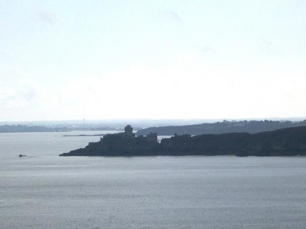 Voil&agrave; &agrave; la d&eacute;couverte d'un PAYS : LA BRETAGNE ! pays merveilleux et magique... j'avoue tr&egrave;s sinc&egrave;rement en &ecirc;tre tomb&eacute; amoureuse ! Pays de Merlin l'enchanteur... pays de l&eacute;gende et de f&eacute;es... o&ugrave; tout peut vous arriver au d&eacute;tour d'un arbre gigantesque ou d'une m&eacute;galite..... ahhhhhhhhhh que c'est beau ! Quelle merveille !!<br />Et le Mont Saint Michel : Wouhaouuuuuuuuuuu !!! impressionnant !! titanesque ! que du bonh