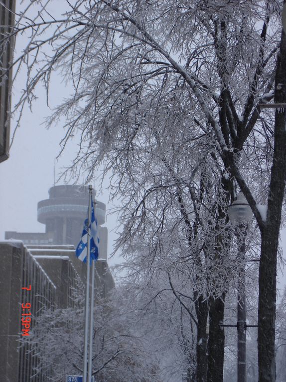 photos aléatoires de ma ville, avec des petites ou grosses bordées d'neige qui pour cette année à durer longtemps, la dernière grosse bordée du printemps ayant eu lieu à la toute fin du mois d'avril !!!