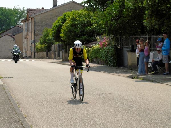 Le vainqueur de la catégorie 4 - Philippe Martinez ancien cycliste professionnel chez Peugeot de 1981 à 1983, échappé durant une grande partie de la course, il finit avec 2' 50" d'avance sur le peloton.