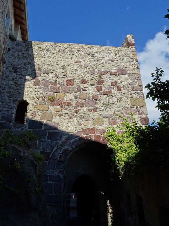 La tour, construite par les mêmes Espagnols sur des fondations d'époque grecque,