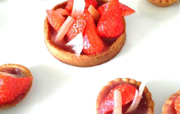 Tartelettes fraise-rhubarbe "Fou de pâtisserie"