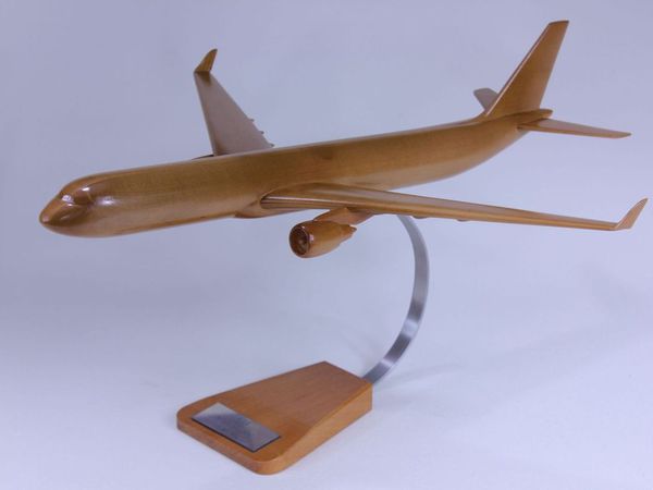 Airbus A330 (échelle : 1/136°, érable)