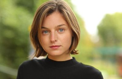 Emma Corrin En Wonderland Un Y Conversamos