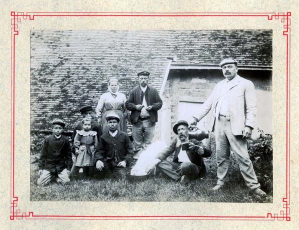 En 1906, un photographe qui parcourait la campagne pour proposer ses services à qui cela intéressait, s'arrêta au moulin d'Eguilly où il photographia le meunier, son épouse, ses filles, ses ouvriers ainsi que mon grand-père Emile, 10 ans.