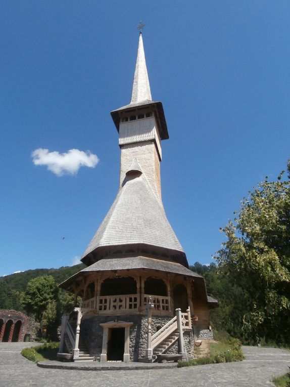 la vallée d'Iza, de Mara, de la Viseu et de la Vaser, vous l aurez compris les Maramures sont particulièrement ruraux et le bois dans l'architecture y est très important, çà sent très bon la vache, le foin. Les églises et monastères y sont nombreux dans des endroits à couper le souffle par leur beauté.