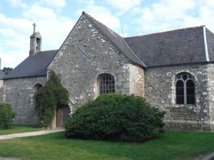 A quelques centaines de mètres , la Chapelle Saint-Joseph restaurée en 1818, et le chêne miraculeux. La légende veut que les jeunes filles qui se frottent à ce chêne sont assurées de trouver un mari dans l'année.