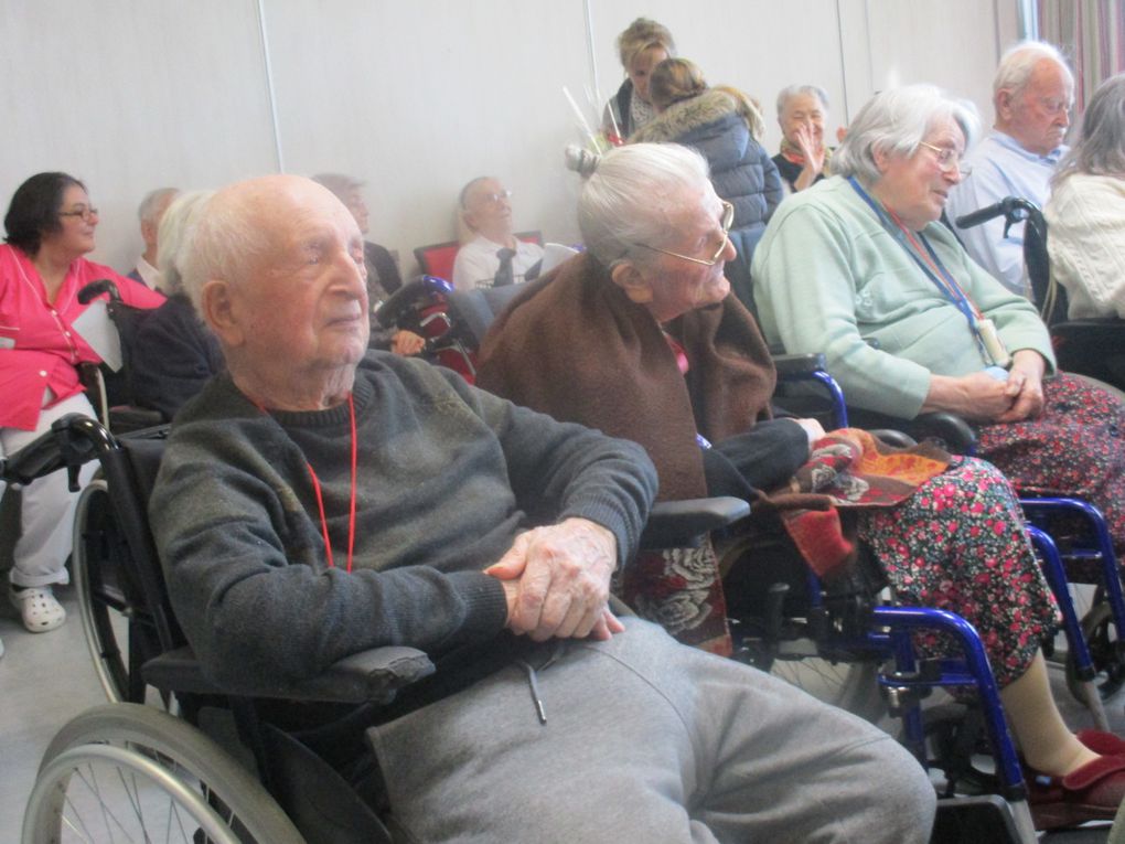 Cet après-midi nous avons fêté les anniversaires des résidents : Mesdames TOMASIN, BLAISE, DEMOULIN,OLLIER, GRIFFOIN, POMMET, DARTIGUES. A cette occasion nous avons eu le plaisir d'accueillir une chanteuse '' Guylaine DECRESSAC'', qui nous interprété le répertoire d'Edith PIAF.