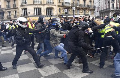 Des manifestants frappés et enfermés par la police dans un commerce à Paris (vidéo)