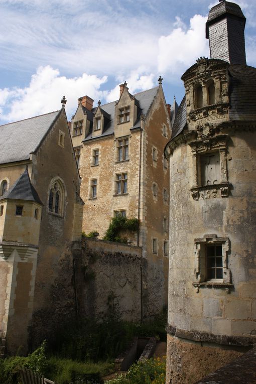 Une visite à Coutanvaux pendant une exposition d'artisanat local (bijoux, peintures, aquarelles, poteries)