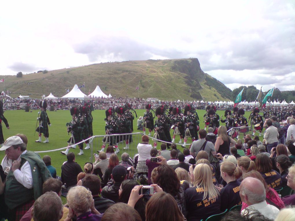 3 jours en Ecosse, guidée par Pepette et sa titine. Au menu : les HighLand Games, le Clan Gathering, Edinburgh, St Andrews, Crail, Wallace Monument, et Glasgow... en route !